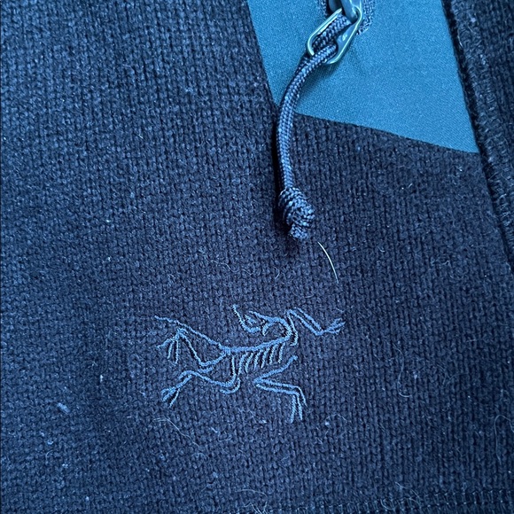 Black Sleeveless Vest - Picture 2 of 4